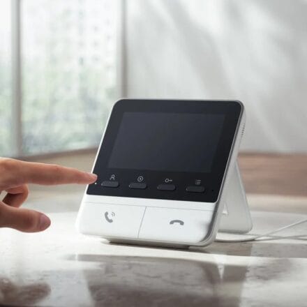 جرس الباب بالفيديو الجديد من SwitchBot مزود بشاشة عرض داخلية #CES2025