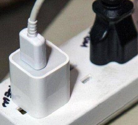 خطورة ترك شاحن الموبايل متصل بالكهرباء هل من الخطر ترك شاحن الهاتف متصلاً بالكهرباء .. إليك التكاليف المستهلكة و مخاطر هذه العادة