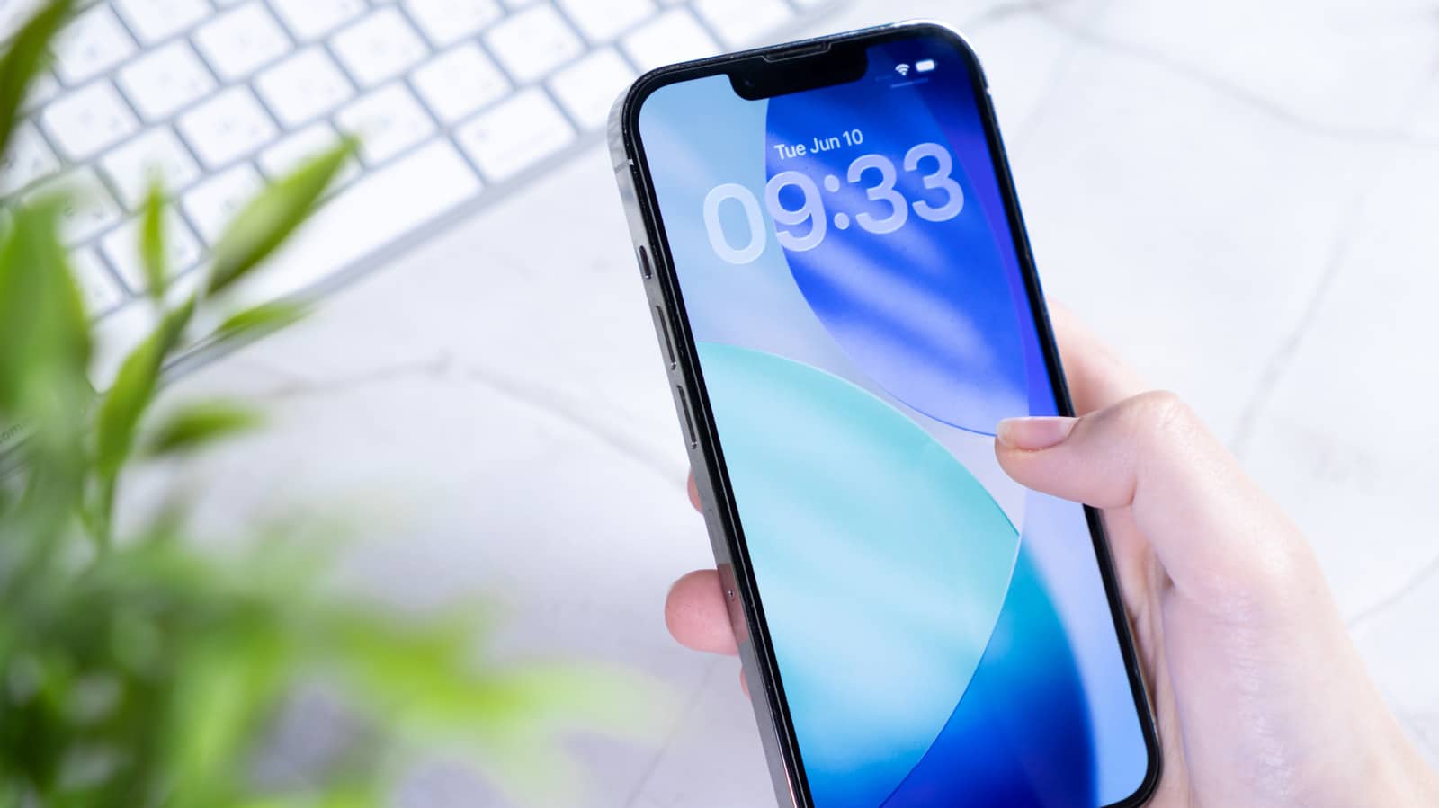 How To Actually Make Your iPhone’s Lock Screen Clock Bigger