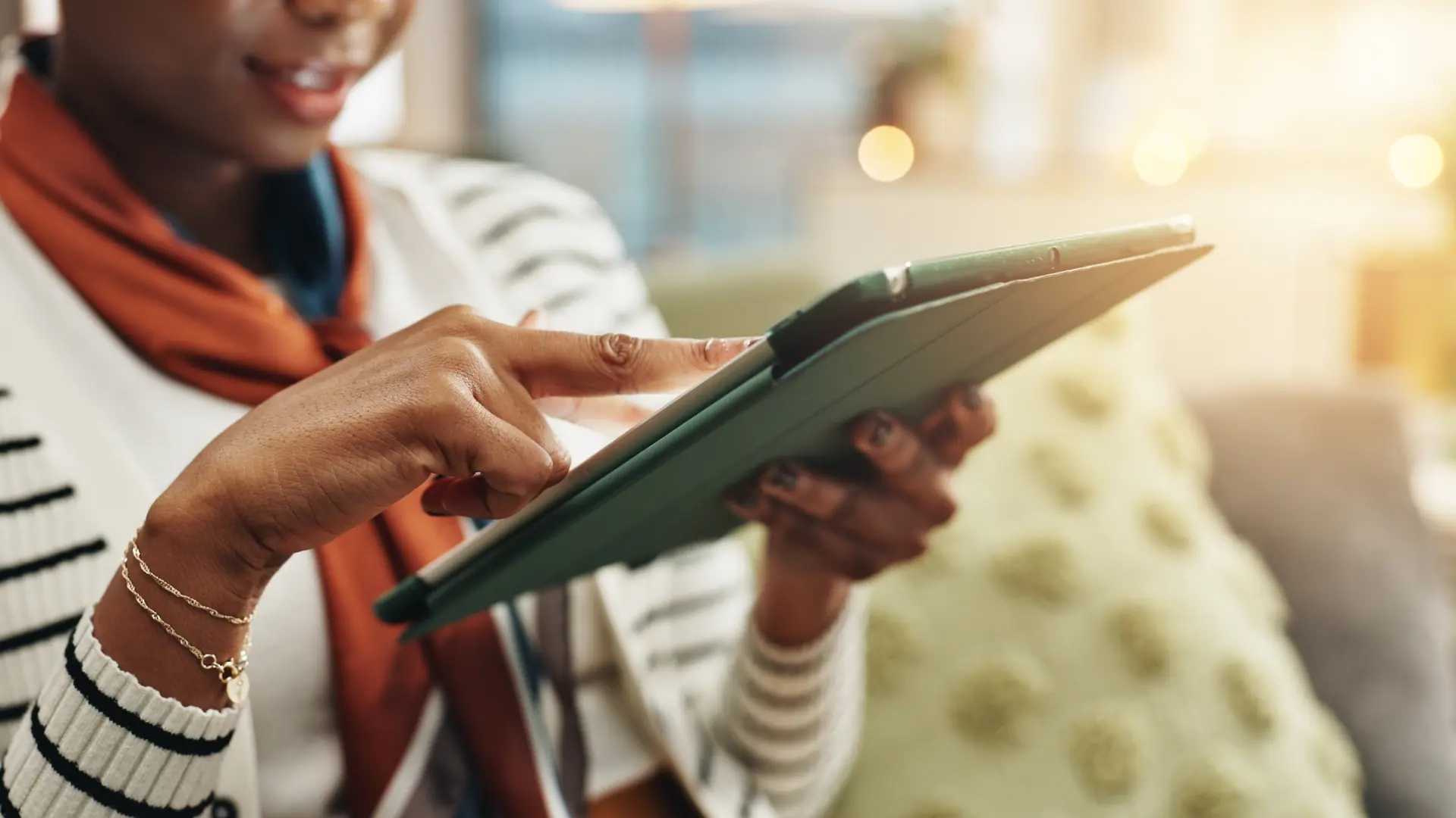 Why an E-Reader Is Easier on Your Eyes Than a Smartphone – Even If You Already Own One