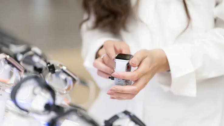 How Much Have Smartwatch Prices Risen Since 2016? Apple, Samsung, Garmin, and Pebble Compared